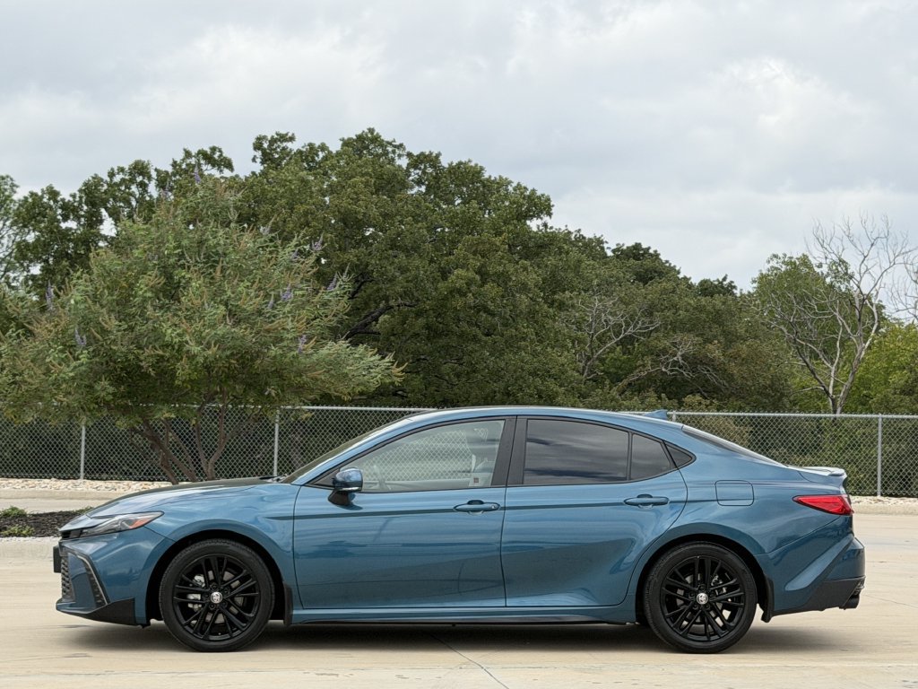 Used 2025 Toyota Camry SE w/ Convenience Package FWD image 3