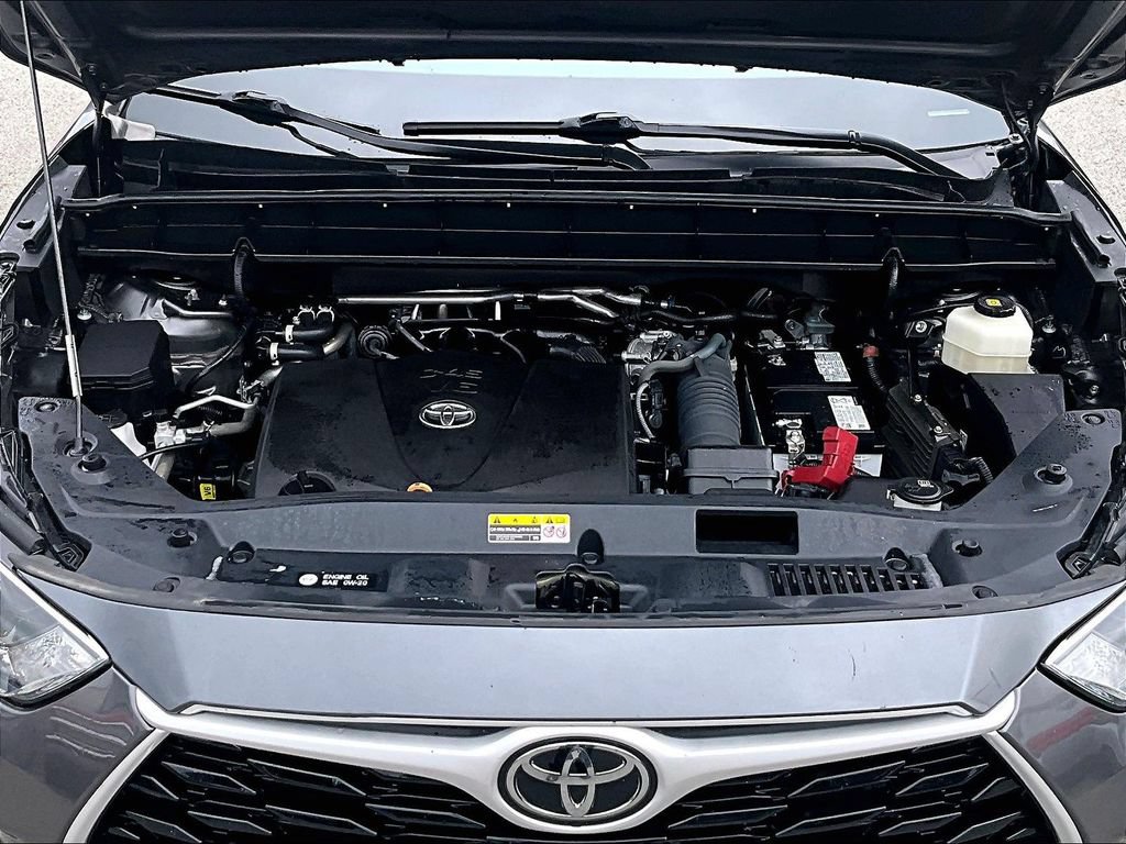 Used 2022 Toyota Highlander XLE FWD image 11