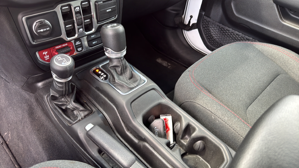 Used 2025 Jeep Wrangler Unlimited Rubicon AWD/4WD image 36