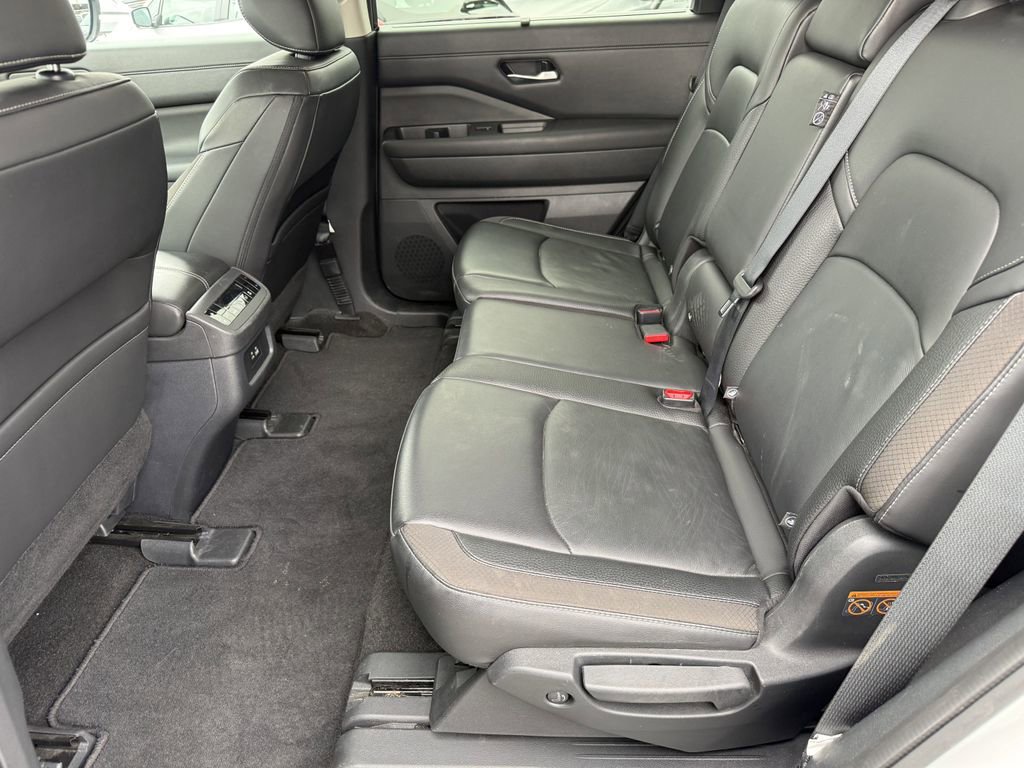 Used 2025 Nissan Pathfinder SL image 24