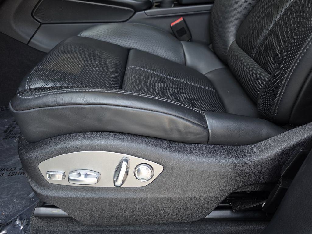 Certified 2025 Porsche Macan Turbo AWD/4WD image 17