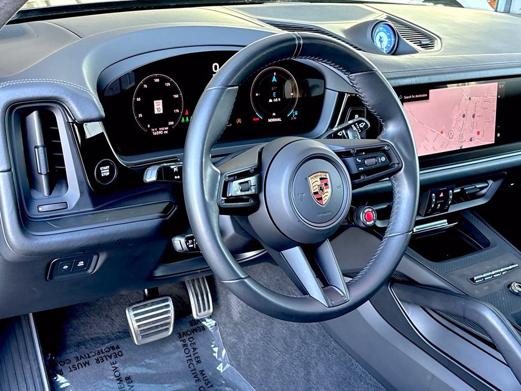 Used 2025 Porsche Cayenne GTS AWD/4WD image 13