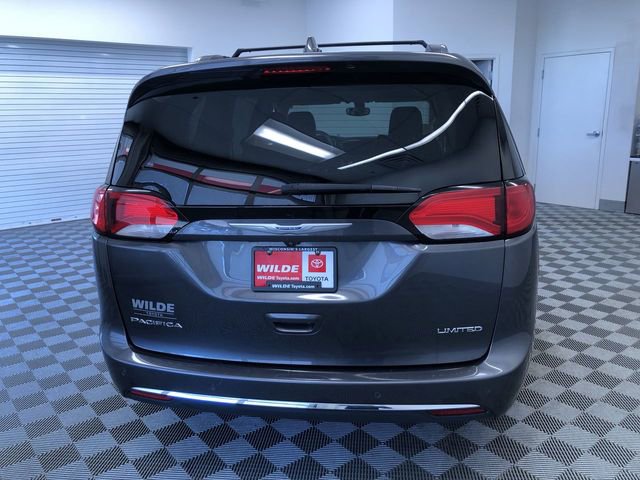 Used 2018 Chrysler Pacifica Limited w/ Tire & Wheel Group FWD image 9