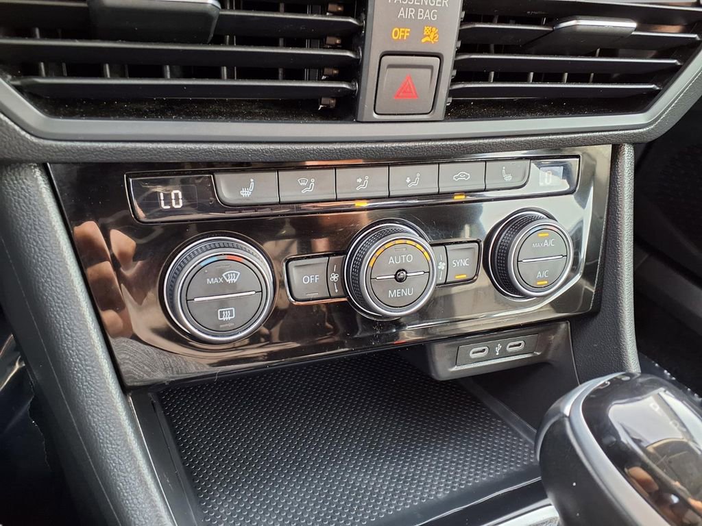 Used 2024 Volkswagen Jetta SE image 8