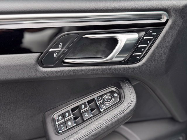Certified 2023 Porsche Macan AWD/4WD image 14