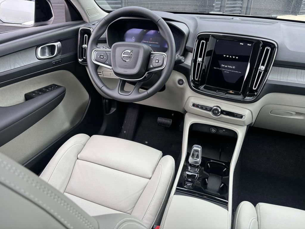 Used 2025 Volvo XC40 B5 Plus w/ Protection Package Premier image 30