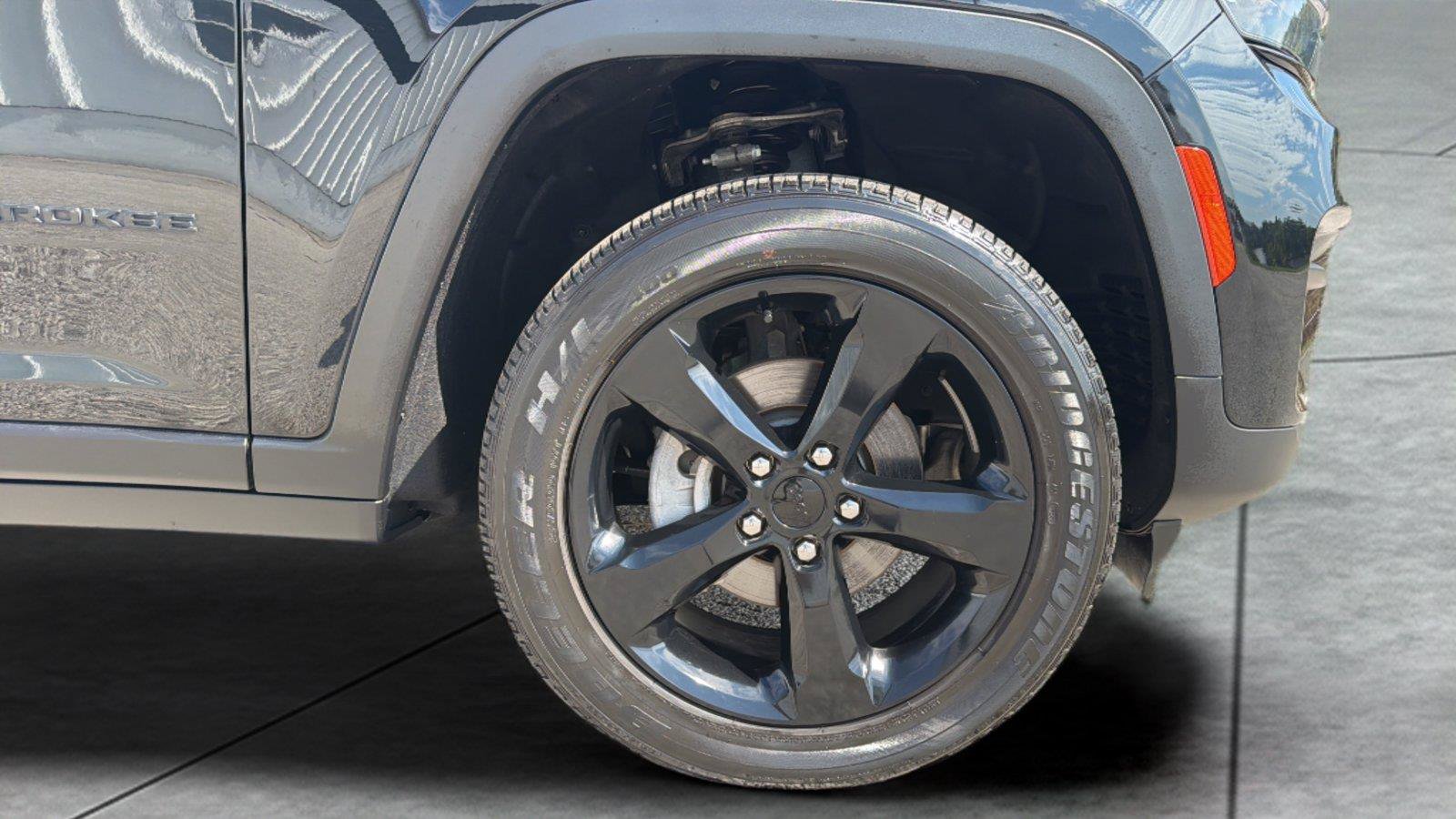Used 2023 Jeep Grand Cherokee Altitude AWD/4WD image 26