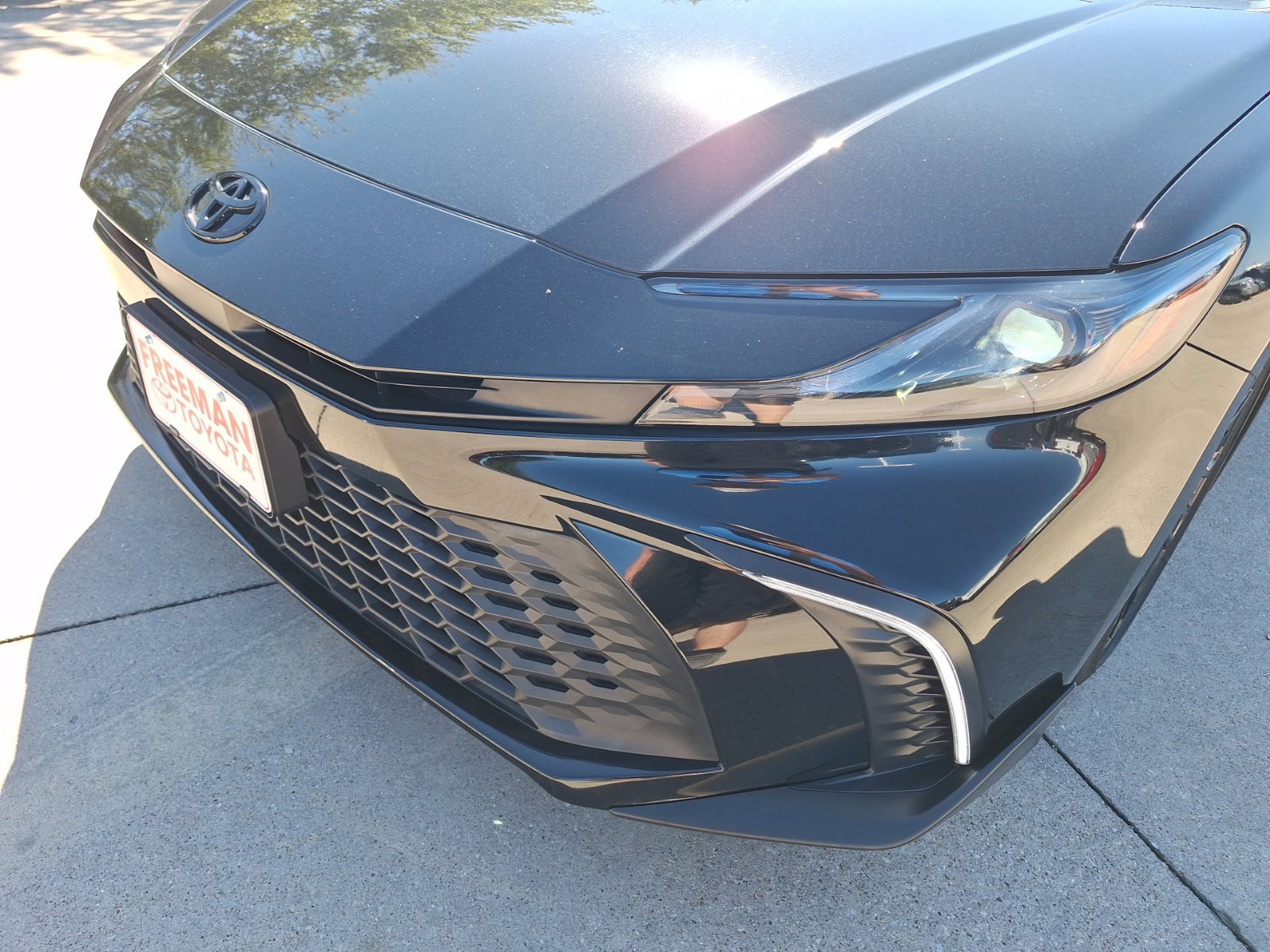 Used 2025 Toyota Camry SE w/ Convenience Package FWD image 10