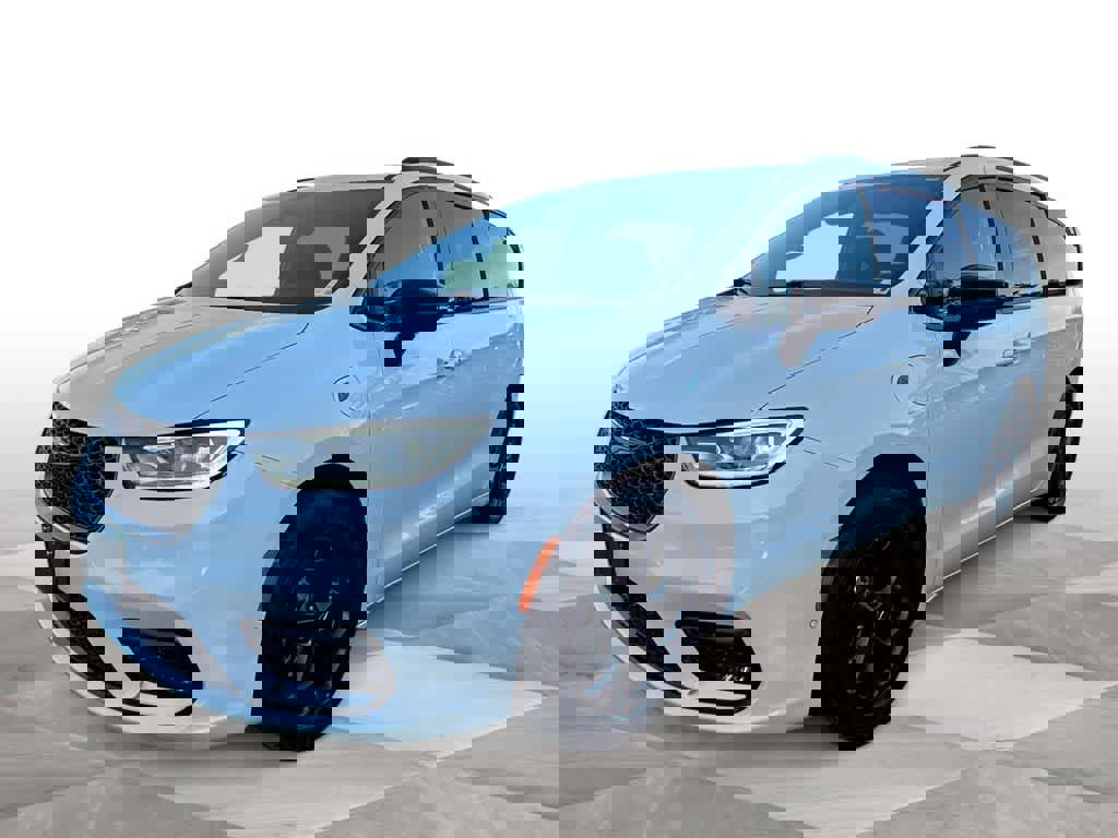 Used 2024 Chrysler Pacifica Premium image 4