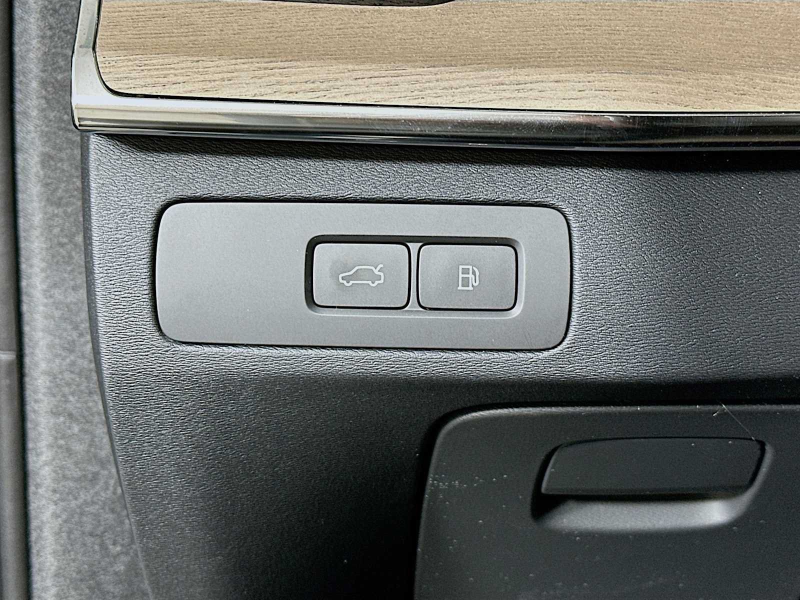 New 2026 Volvo XC90 T8 Plus w/ Protection Package AWD/4WD image 10