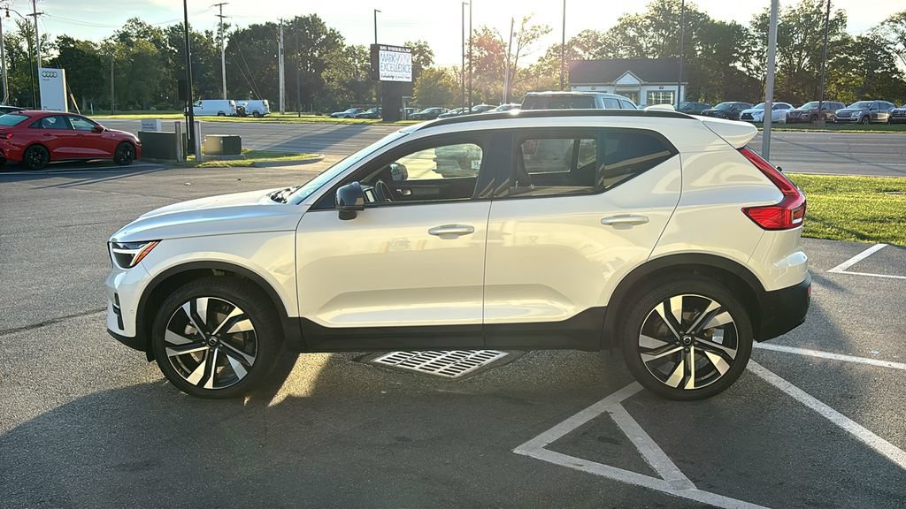 Used 2024 Volvo XC40 B5 Plus w/ Climate Package AWD/4WD image 2