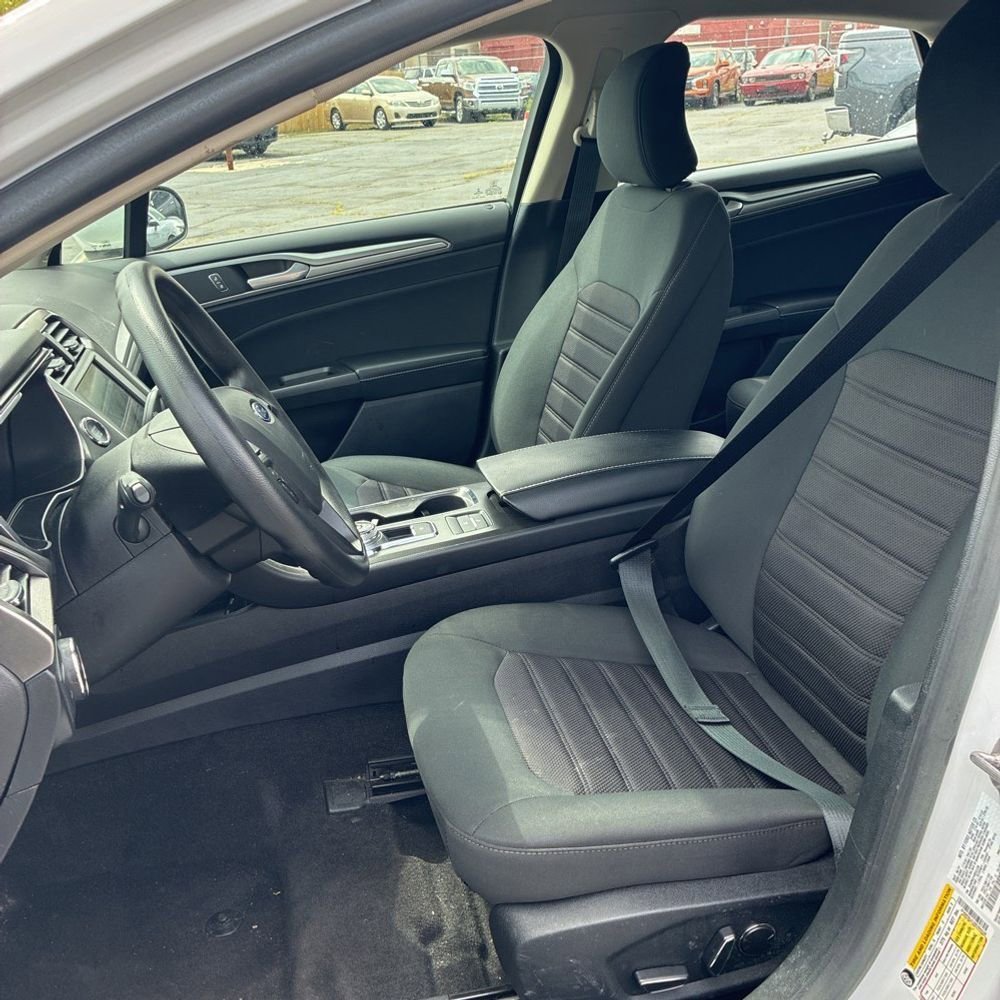 Used 2019 Ford Fusion SE FWD image 5