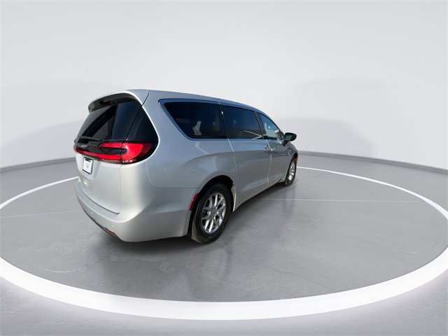 Used 2024 Chrysler Pacifica Touring-L image 8