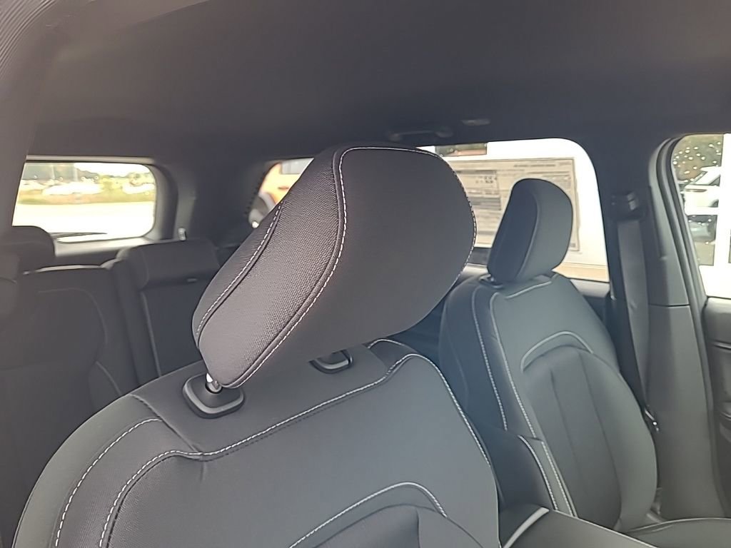 New 2025 Jeep Grand Cherokee Laredo w/ Luxury Tech Group I image 27