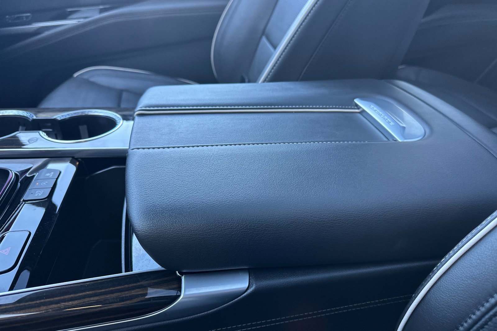 Used 2025 Cadillac Escalade Premium Luxury image 31