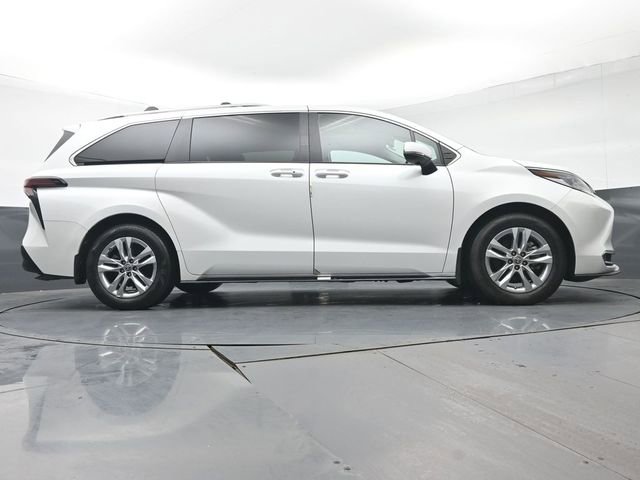 Used 2023 Toyota Sienna Limited image 40