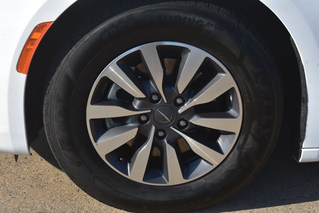 Used 2024 Chrysler Pacifica Limited FWD image 11