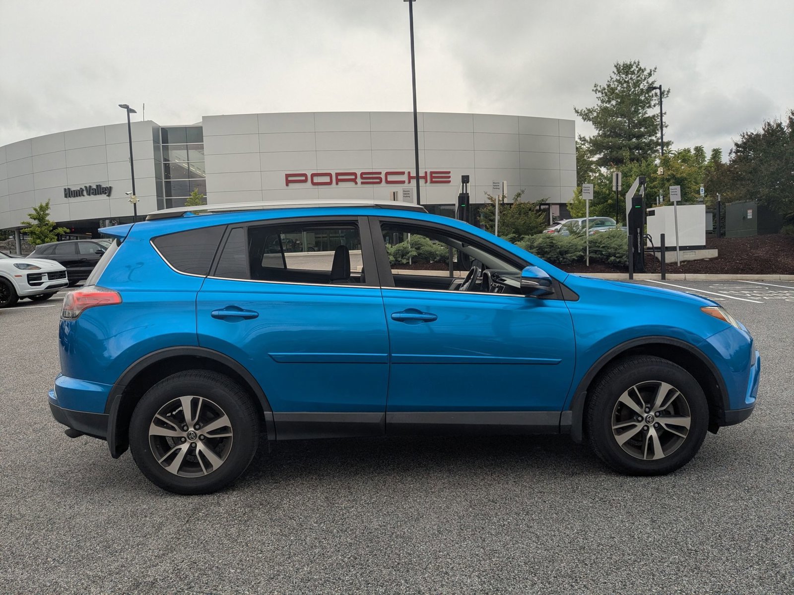 Used 2018 Toyota RAV4 XLE w/ Plus Extra Value Package AWD/4WD image 6