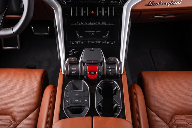 Used 2022 Lamborghini Urus AWD/4WD image 38