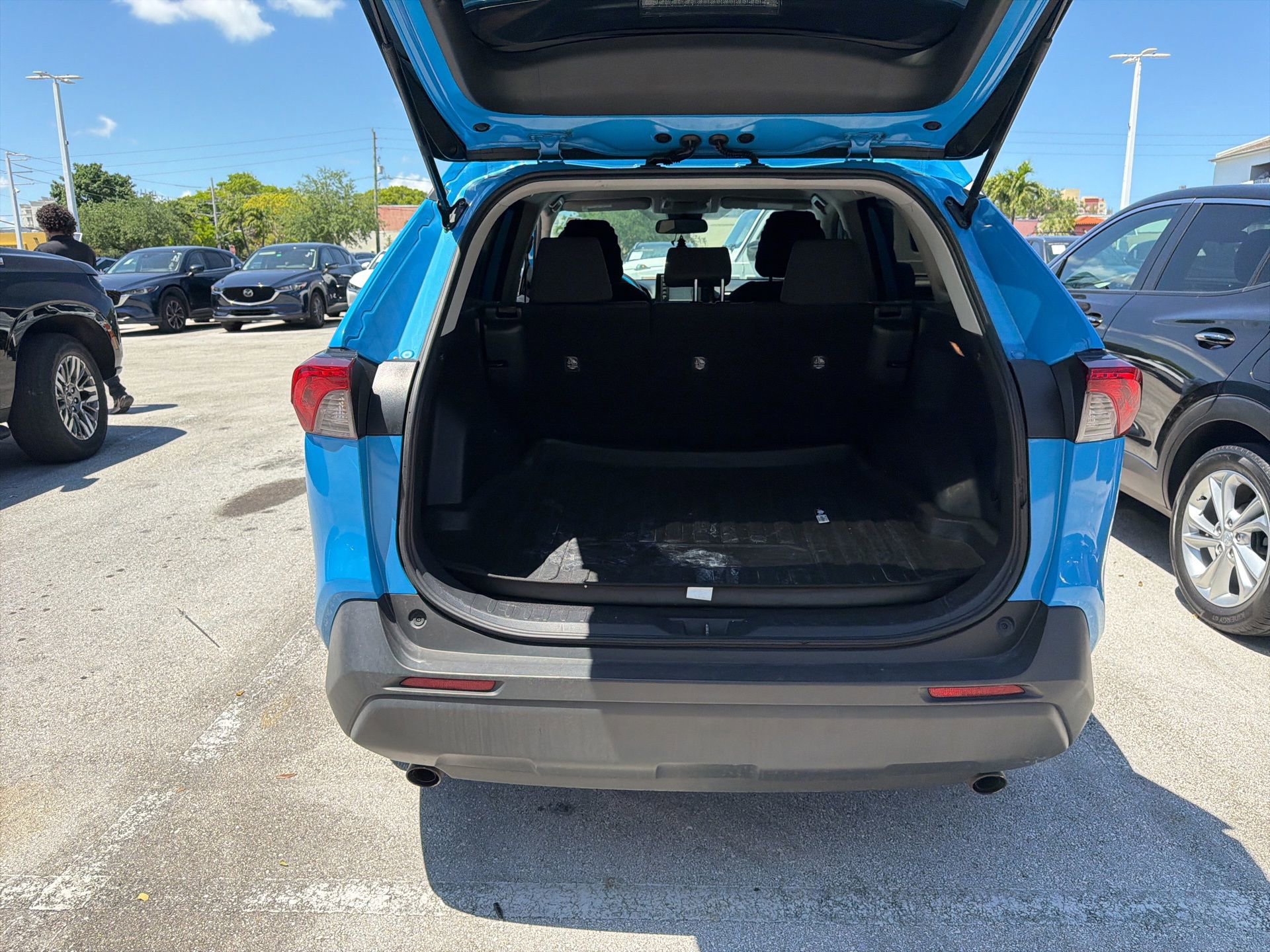 Used 2019 Toyota RAV4 LE FWD image 12