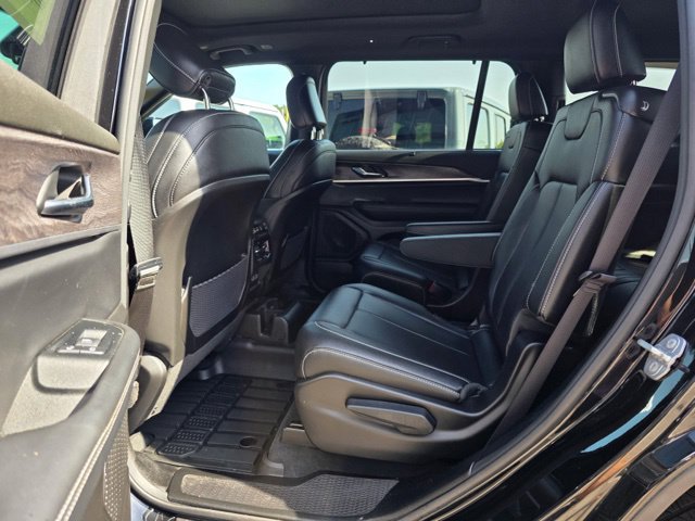 Used 2025 Jeep Grand Cherokee L Limited w/ Luxury Tech Group II AWD/4WD image 13