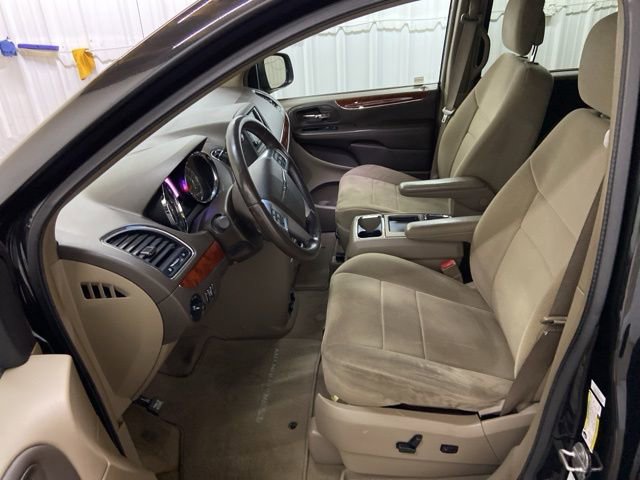 Used 2014 Chrysler Town & Country Touring FWD image 36