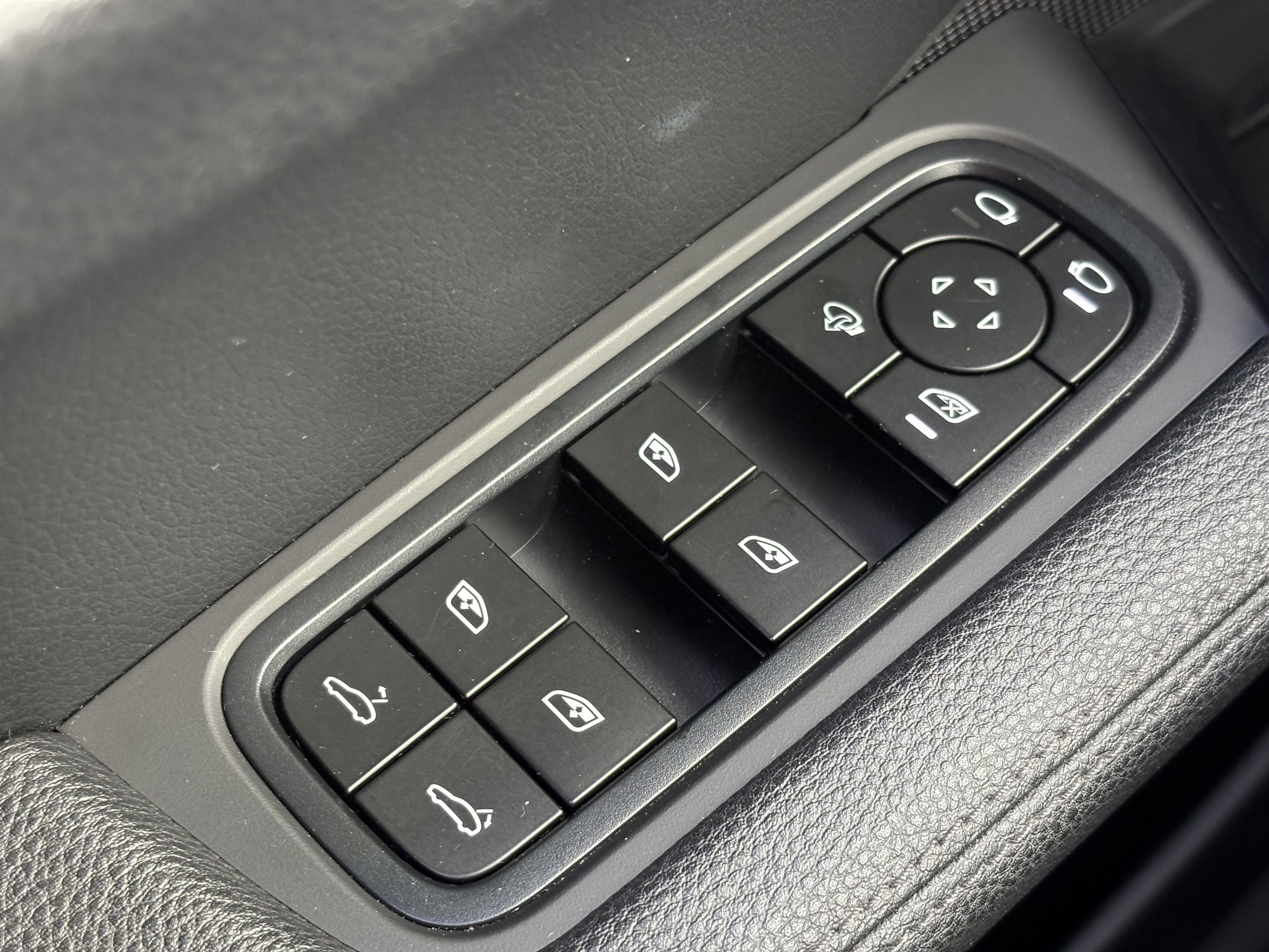 Used 2024 Porsche Cayenne image 33