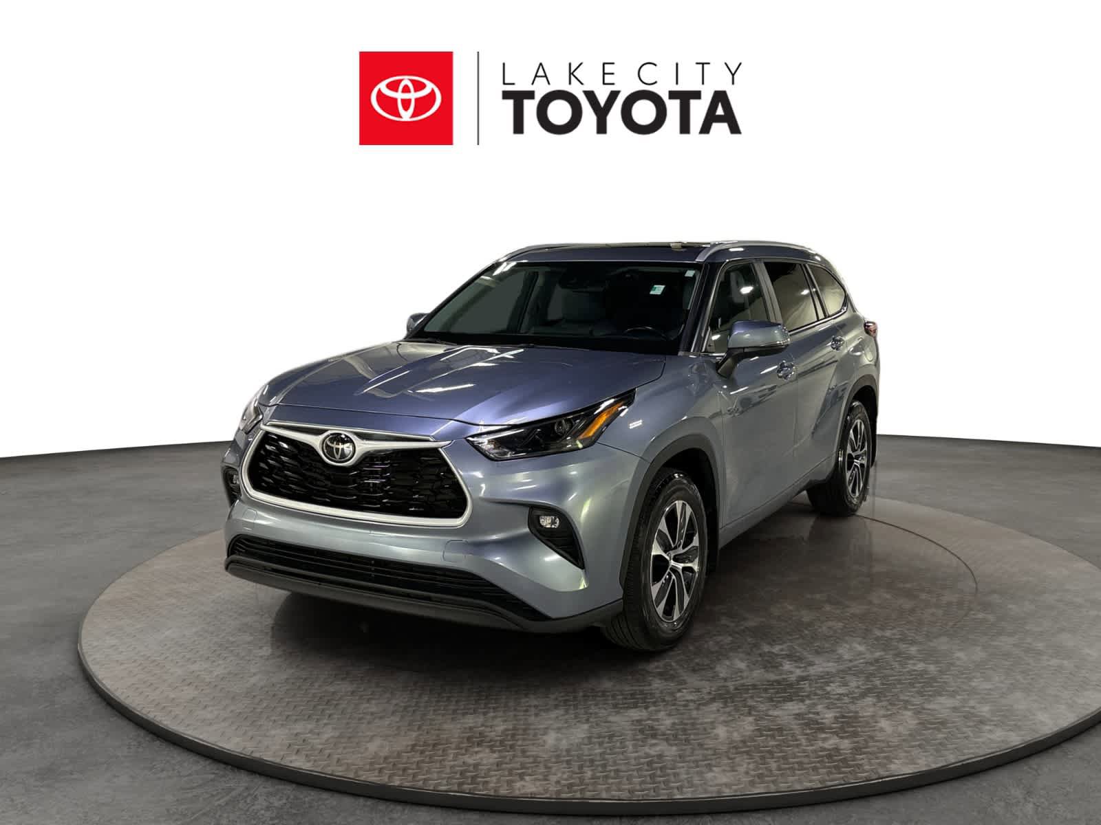 Used 2023 Toyota Highlander XLE FWD image 1
