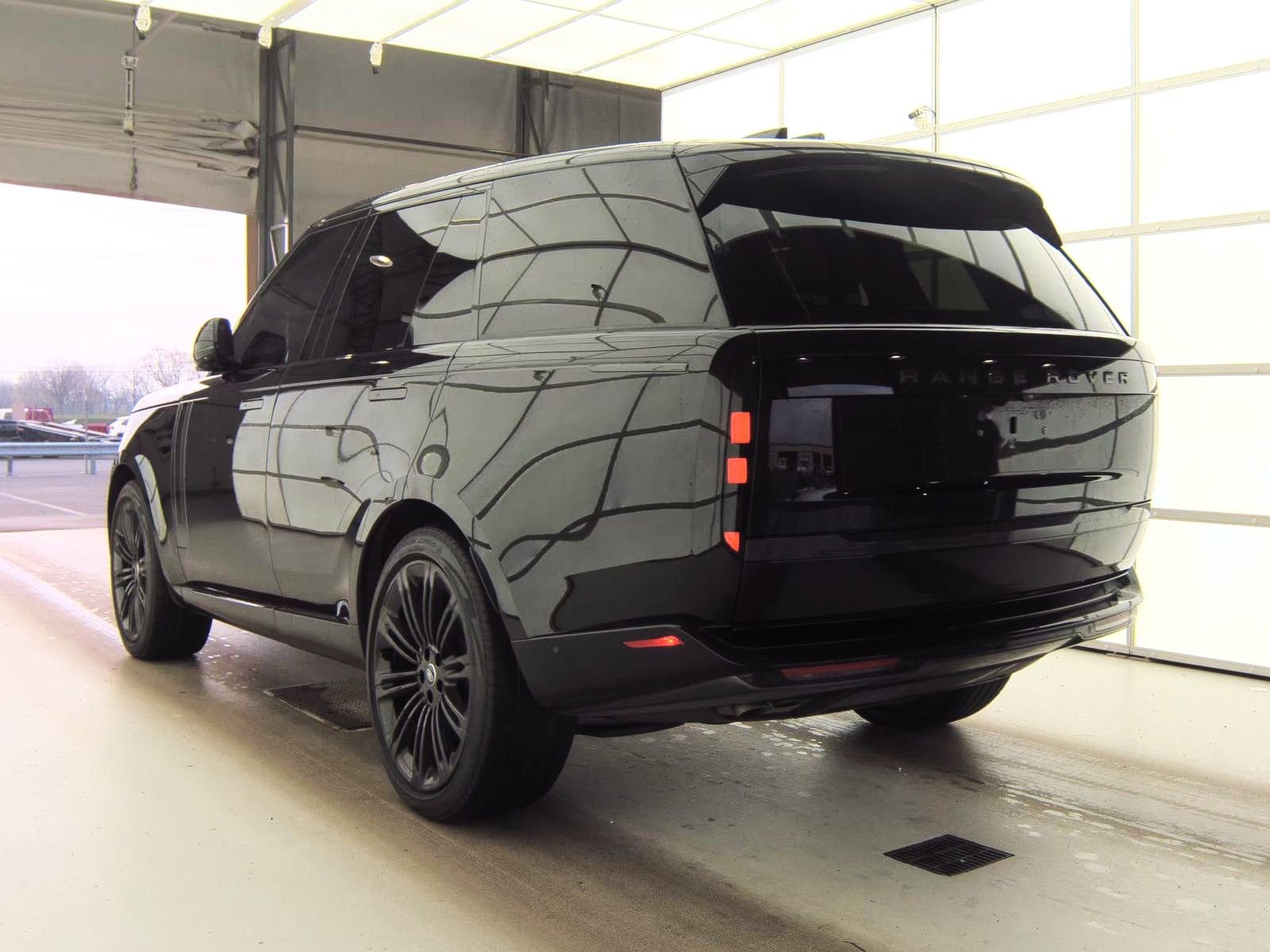 Used 2024 Land Rover Range Rover SE image 3