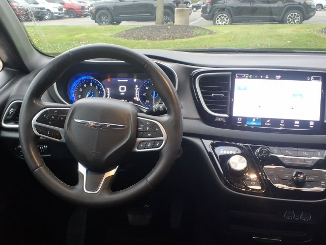 Certified 2025 Chrysler Pacifica Select FWD image 10