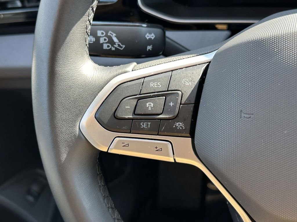 Used 2025 Volkswagen Jetta SE w/ Sunroof Package image 24