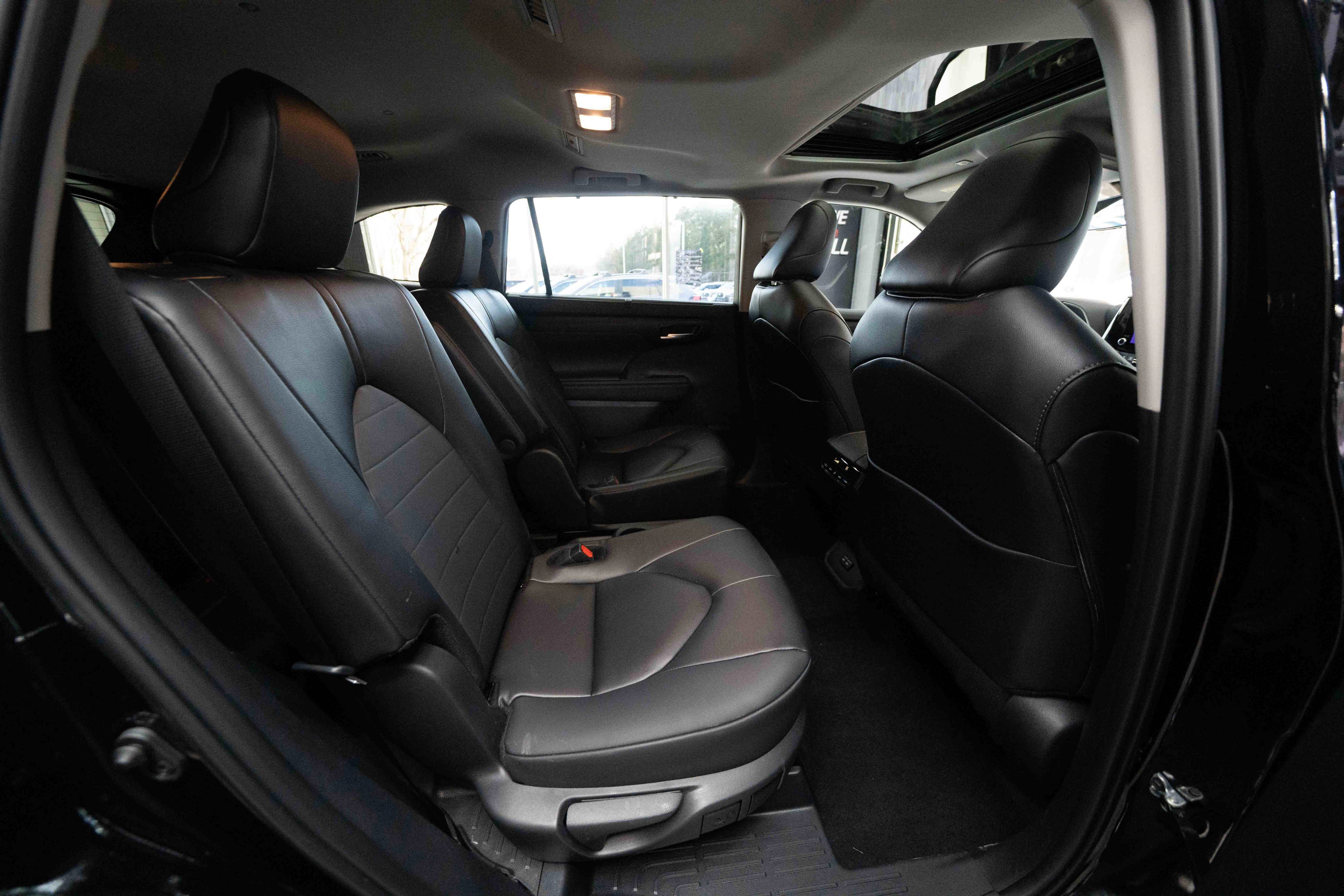 Used 2025 Toyota Highlander XLE image 25