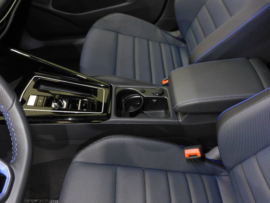 Used 2026 Volkswagen Golf AWD/4WD image 33