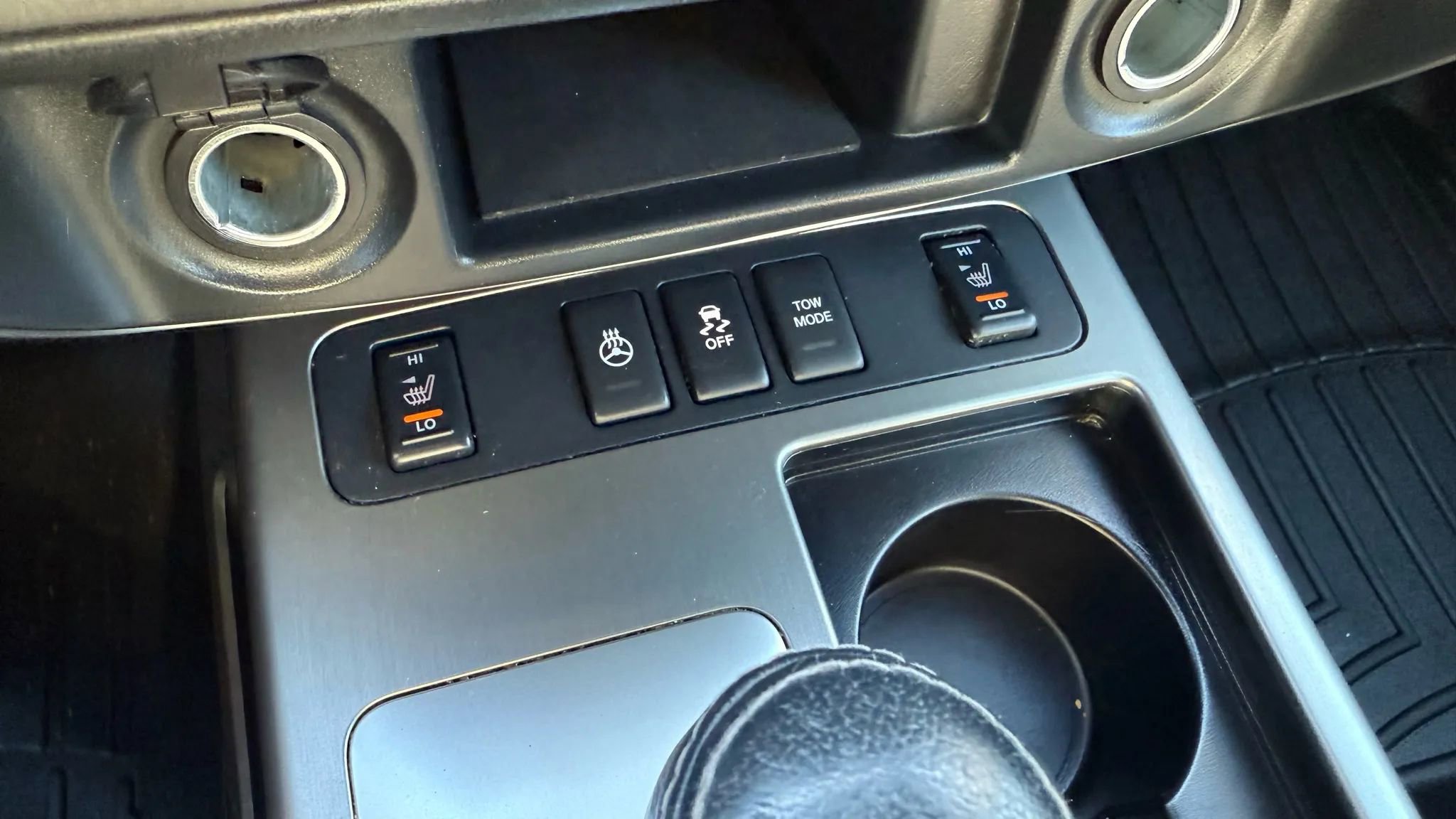 Used 2015 Nissan Armada Platinum w/ 2nd Row Captain Seat Package image 22