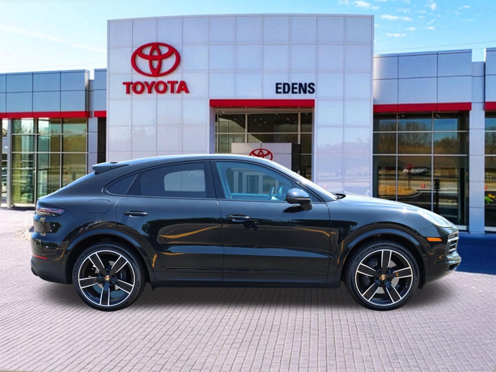 Used 2023 Porsche Cayenne Platinum Edition AWD/4WD image 2