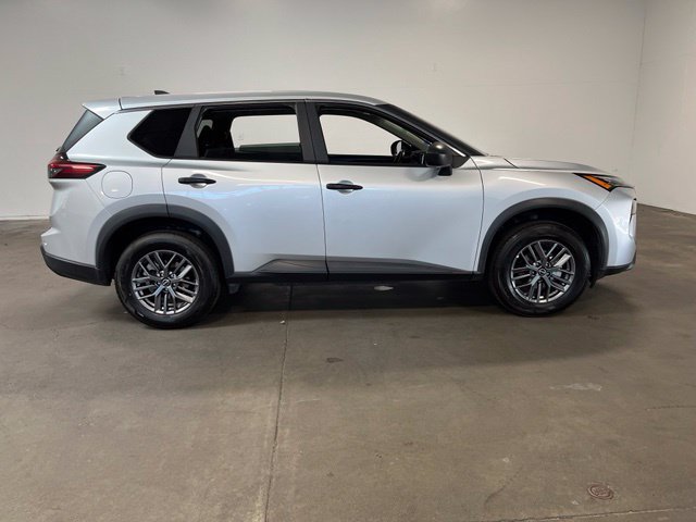 Used 2024 Nissan Rogue S AWD/4WD image 2