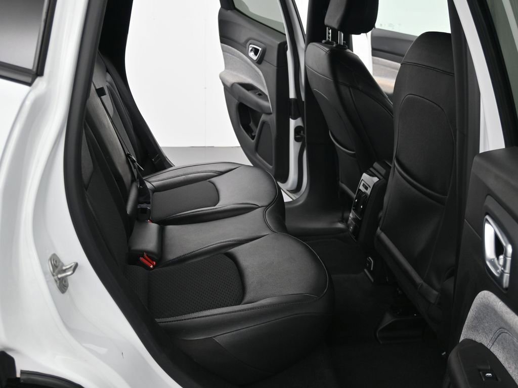 Used 2025 Jeep Compass Latitude image 12