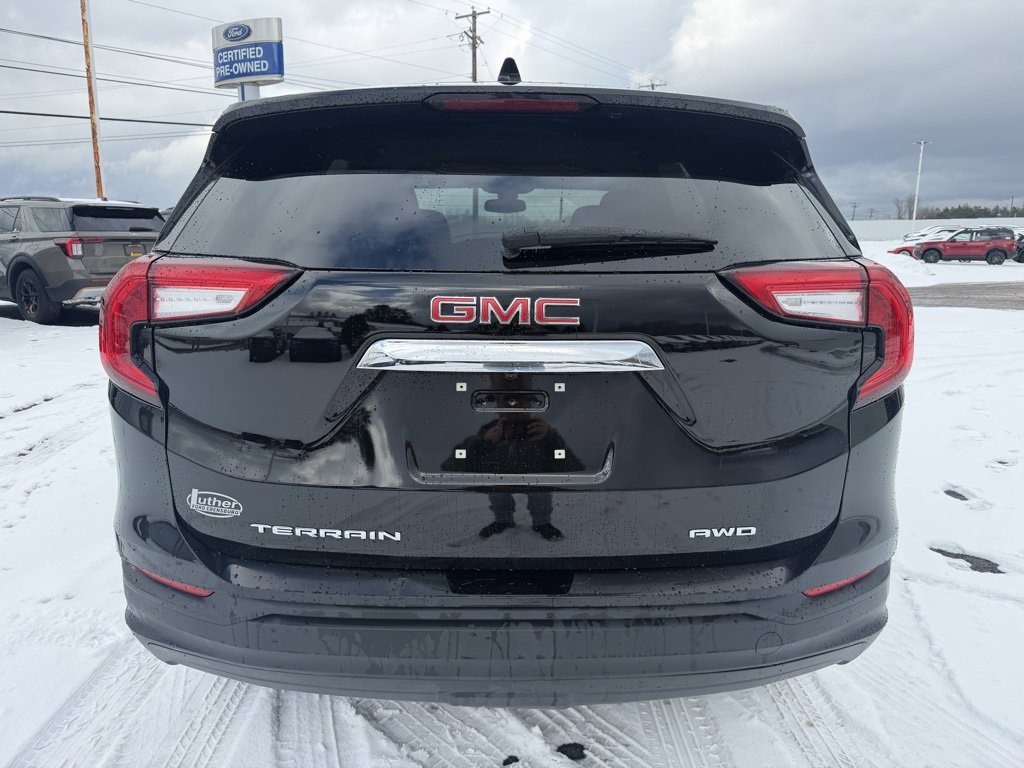 Used 2024 GMC Terrain SLE image 4