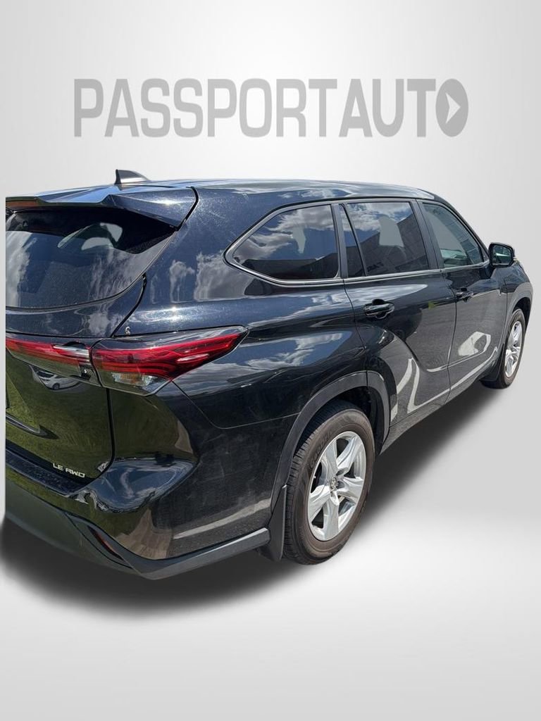 Used 2023 Toyota Highlander LE AWD/4WD image 4