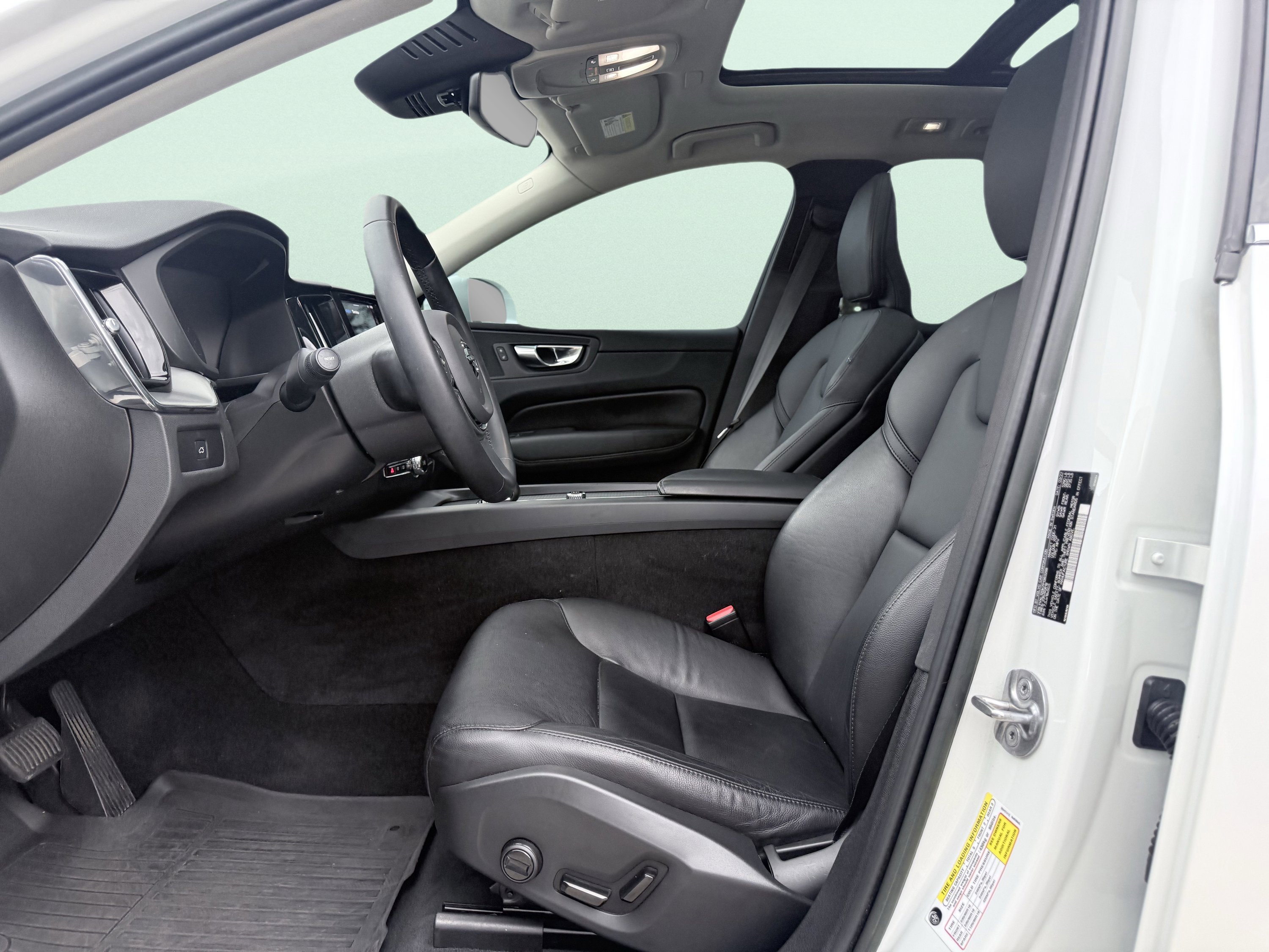 Used 2023 Volvo XC60 B5 Core image 24