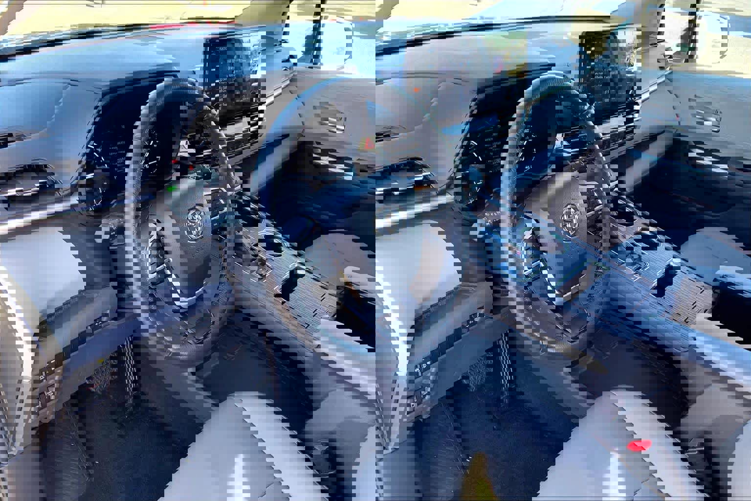 Used 2024 Toyota Sienna XLE image 18