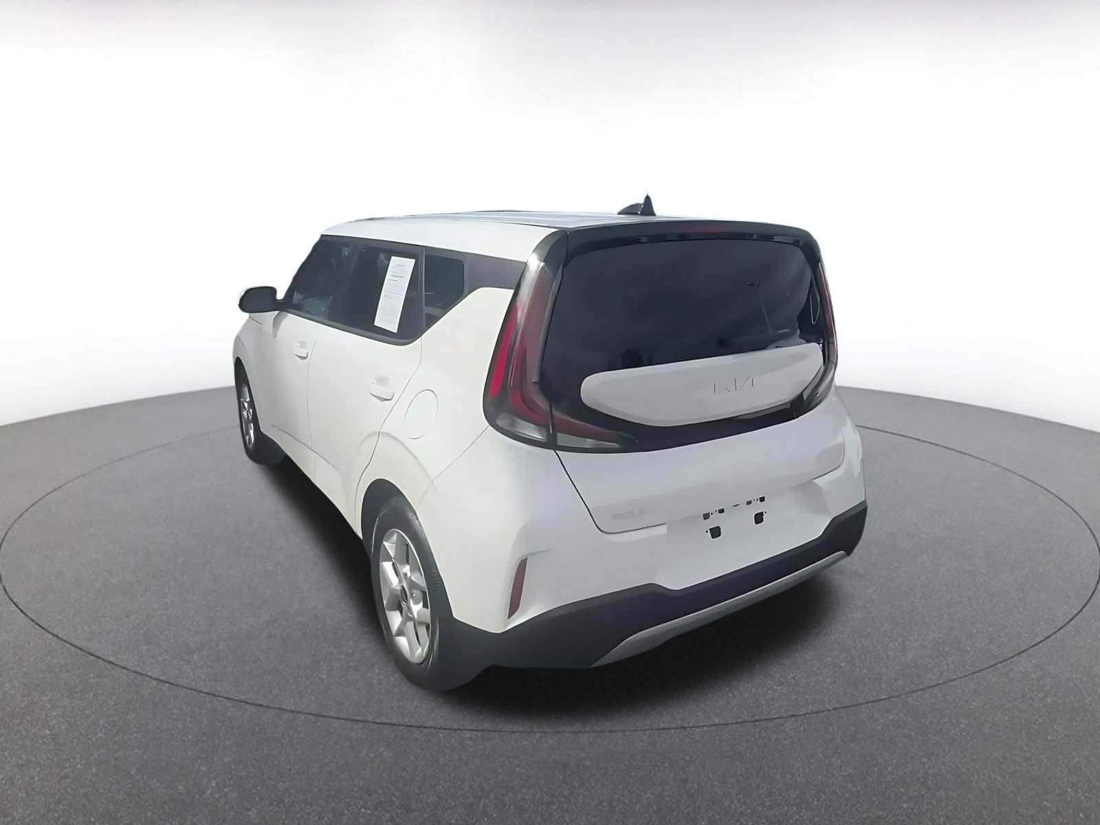 Used 2025 Kia Soul LX w/ LX Technology Package FWD image 10