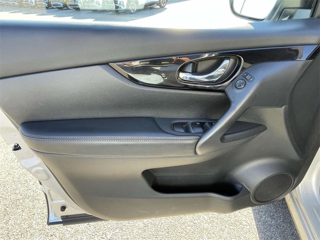 Used 2017 Nissan Rogue Sport SV w/ SV Premium Package image 18