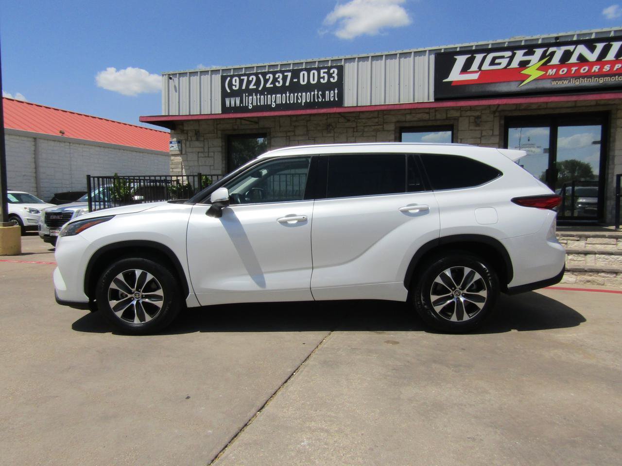 Used 2022 Toyota Highlander XLE FWD image 2
