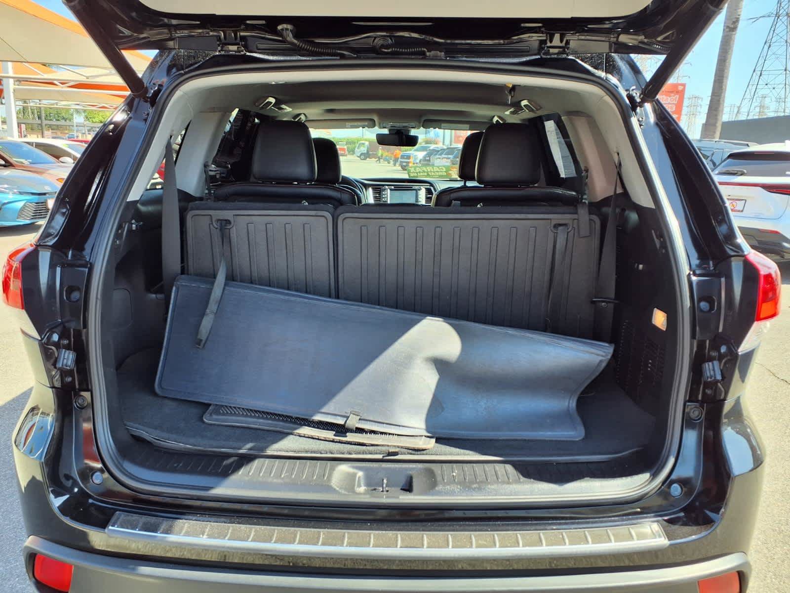Used 2019 Toyota Highlander SE w/ Carpet Mat Package (TMS) FWD image 9