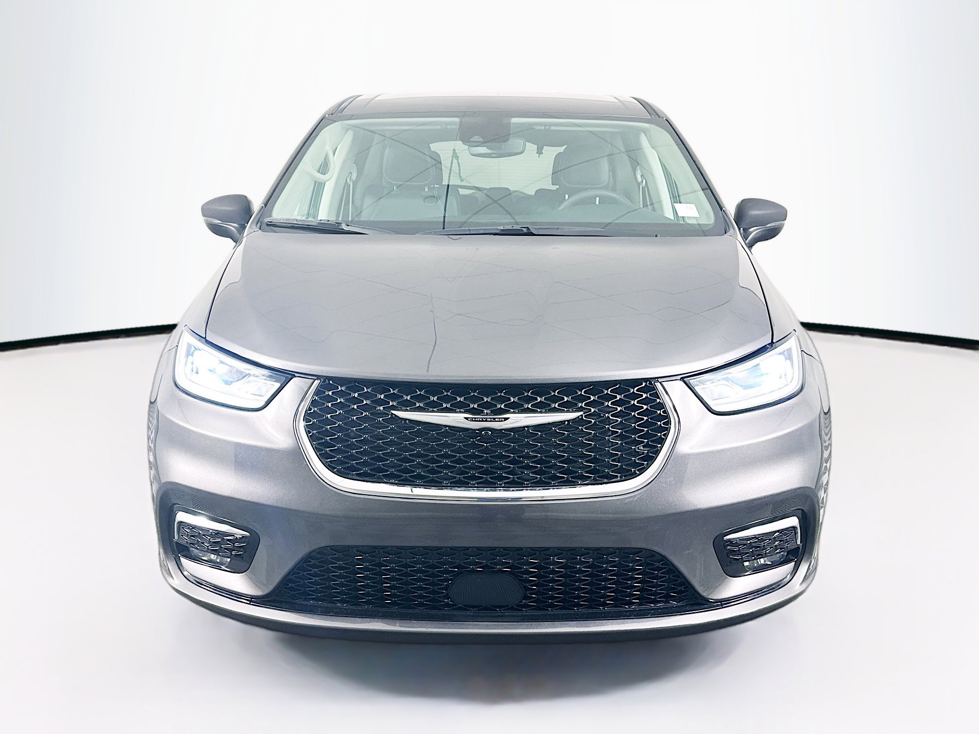 Used 2023 Chrysler Pacifica Touring-L image 2
