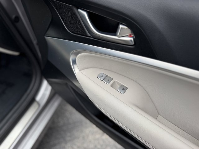 Used 2020 Genesis G70 2.0T RWD image 30