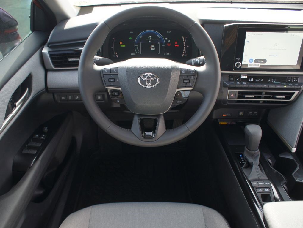 Used 2025 Toyota Camry LE w/ Convenience Package FWD image 5