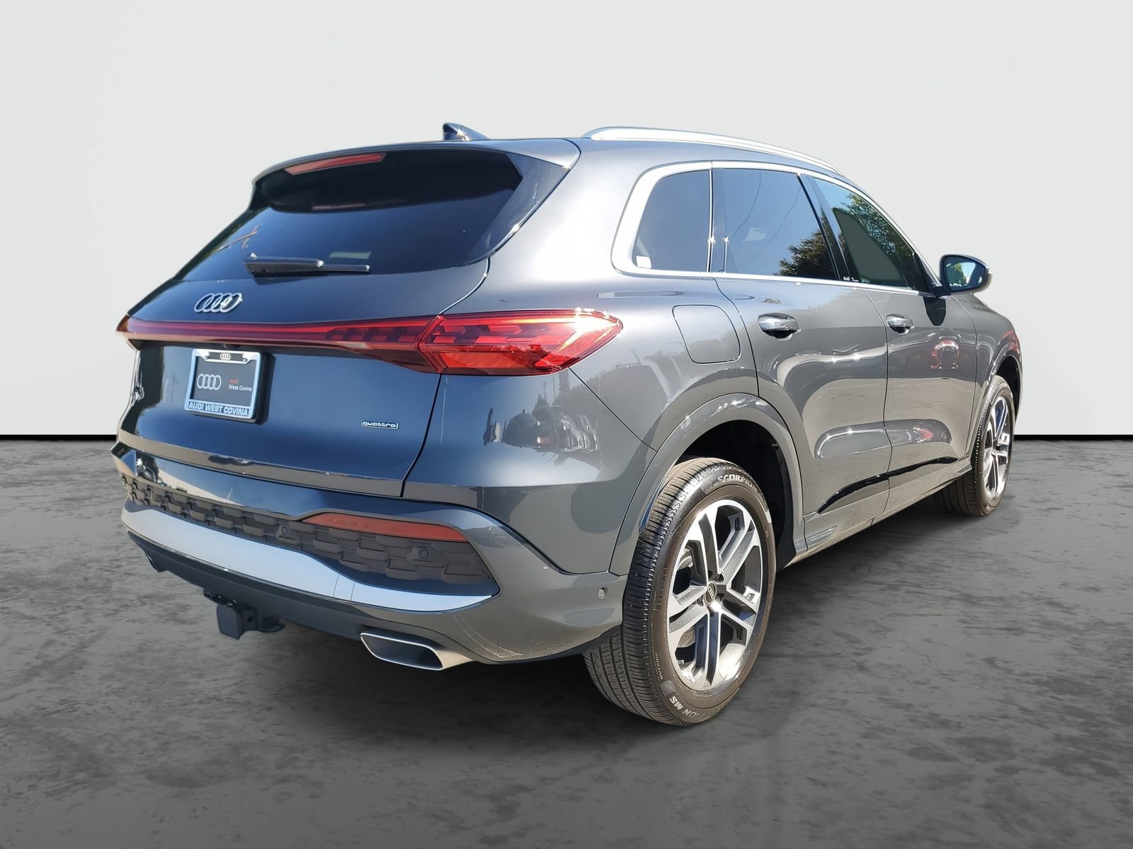 Used 2025 Audi Q5 Premium w/ Convenience Package image 4