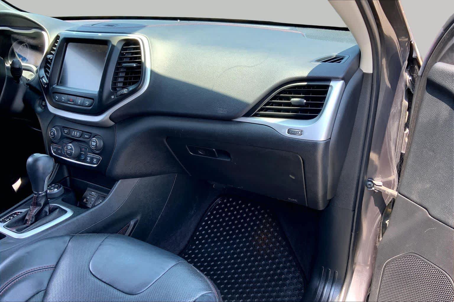 Used 2017 Jeep Cherokee Trailhawk AWD/4WD image 18